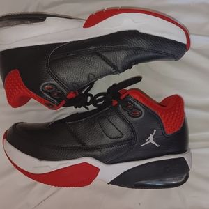 youth boys black red Jordan Max Aura 3 sneakers size 6.